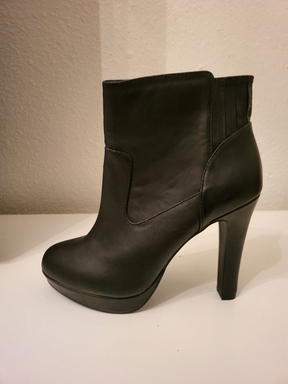 Scarpe da donna: Even&Odd Plateau-Stiefeletten – Usato da Basel venduto da sci_67ms 1