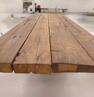 Massiver Tisch aus uraltem Holz