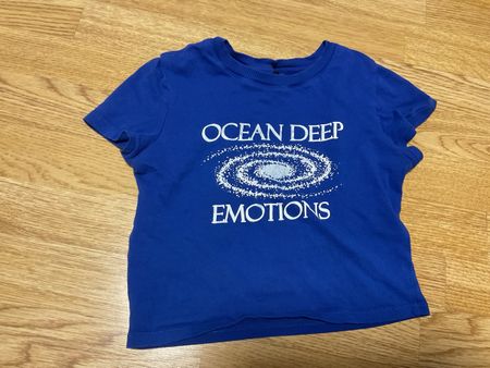 Blaues T-Shirt mit Aufdruck