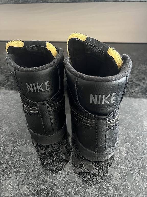 Herrenschuhe: Nike Schuhe schwarz in Gr. 37.5 – Gebraucht aus Rorschacherberg von Santos1223 1