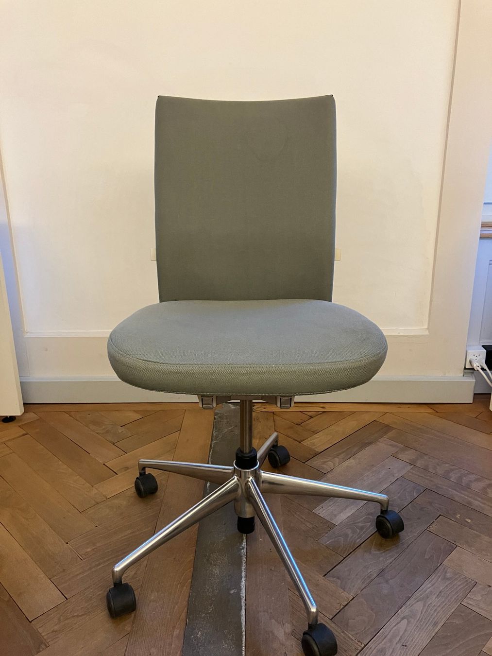 Vitra Chaises: Bürostuhl Vitra Stoff grau – D'occasion à Zürich par TWA_vieve