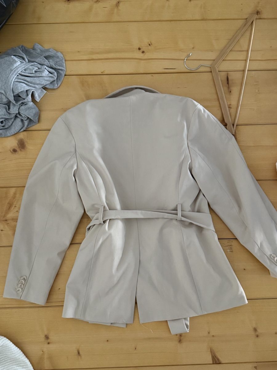 Ensembles & Tailleurs: Damen Blazer H&M beigefarben bindegürtel – D'occasion à Tüscherz-Alfermée par Josydem 1