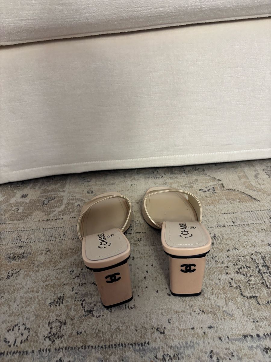 Damenschuhe: Dupe Mules in Patent Beige  – Neu (gemäss Beschreibung) aus Horgen von len_qjz9 2