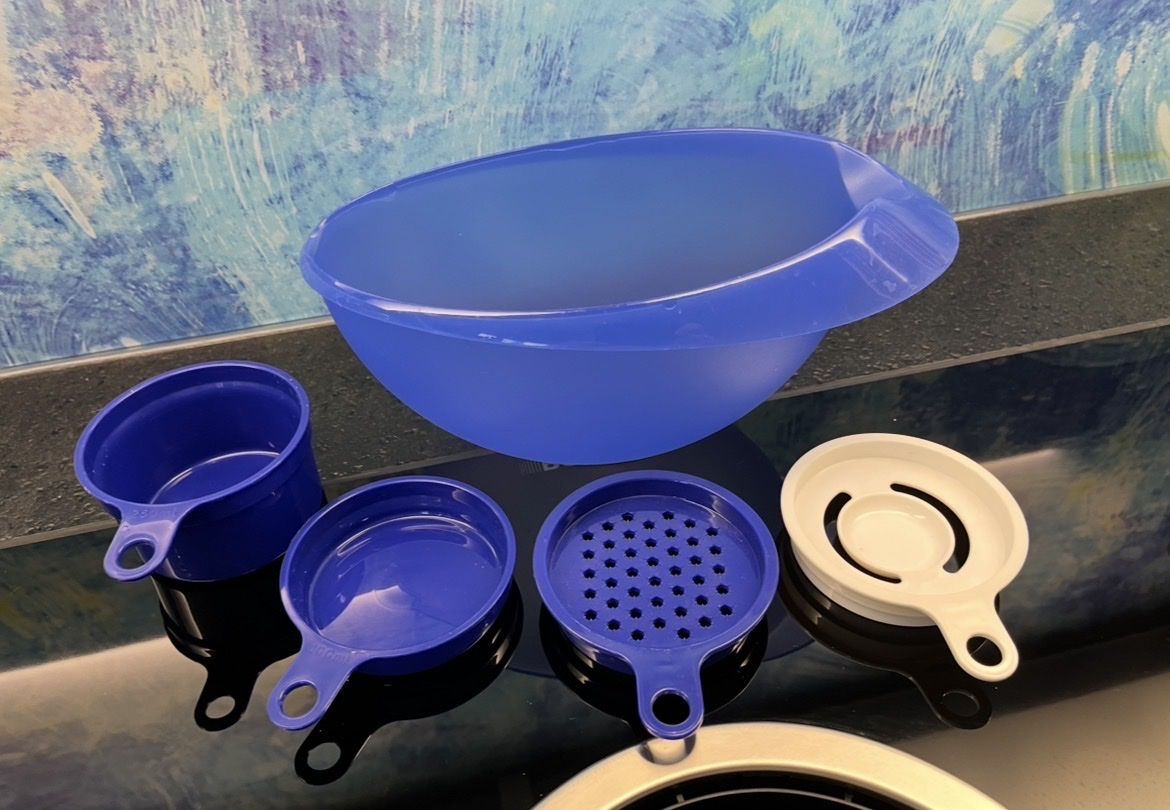 Tupperware Contenitori & Simili: Tupperware Küchenhelfer Rührschüssel Eitrenner Messbecher – Usato da Frauenfeld venduto da Babytimmy