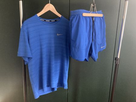 Nike Running • Ensemble t-shirt + short • L