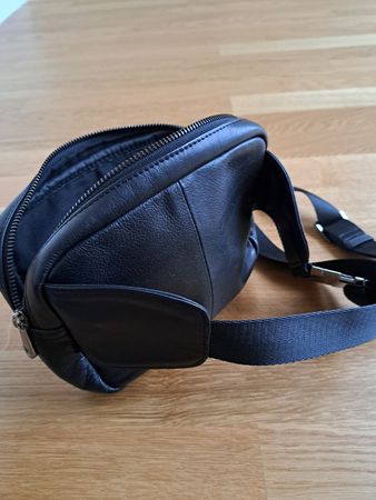 Schicke, kleine Umhängetasche aus Kunstleder, schwarz