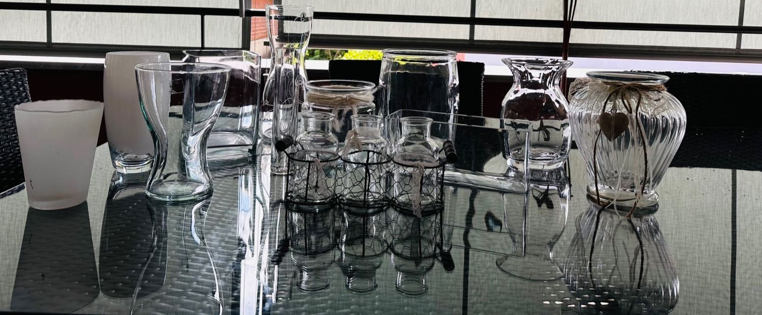 Vasi & Recipienti: 12 Wunderschöne GLAS Blumenvasen – Usato da Fällanden venduto da LetiRobi