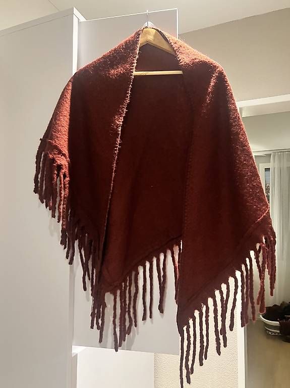 Altro in Moda donna: Poncho Bordeauxrot – Usato da Dübendorf venduto da Diva119 1