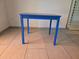 Kindertisch und Kinderstühle