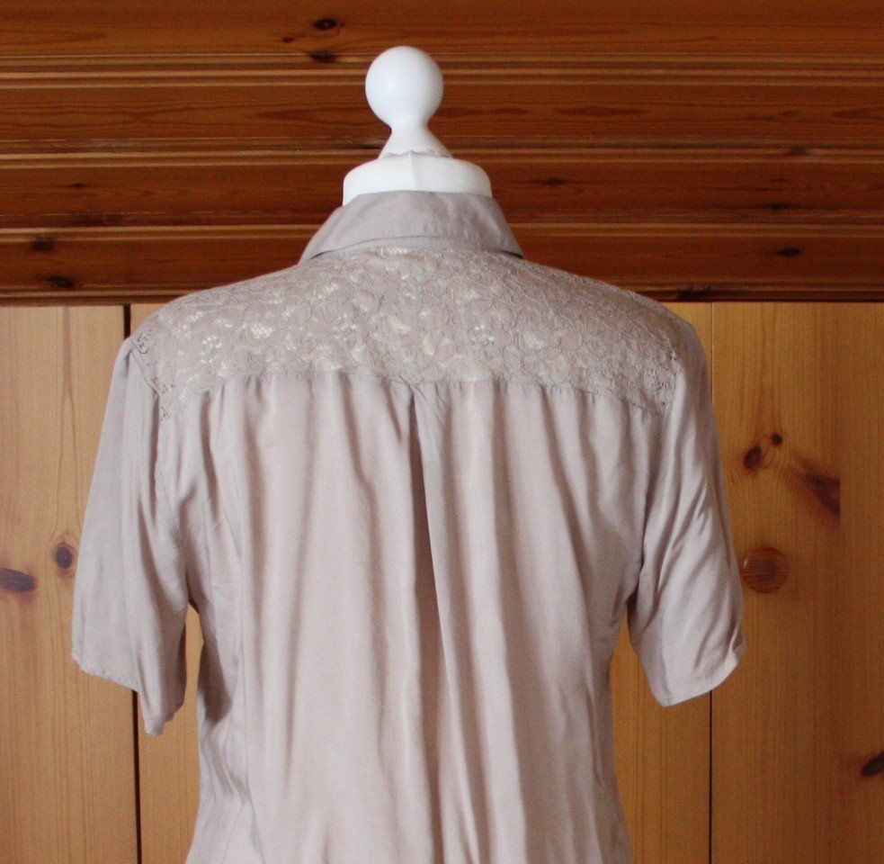 Camicette: Bluse Kurzarm CH. VÖGELE dunkelbeige Gr. L – Usato da Flüelen venduto da Diversicum-Curvy 5
