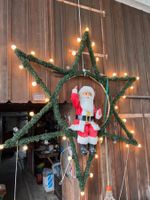 Samichlaus im beleuchteten Stern mit Lichter