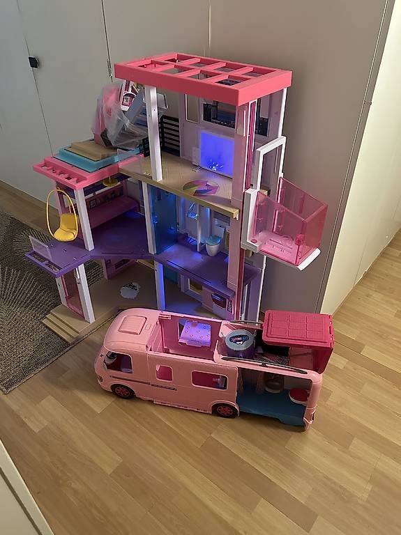 Case e mobili per bambole: Barbie Haus mit Barbie Auto Camping – Usato da Bern venduto da cha_w6bp 3