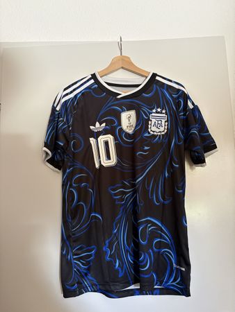Argentinien auswärts Trikot mit Messi Druck