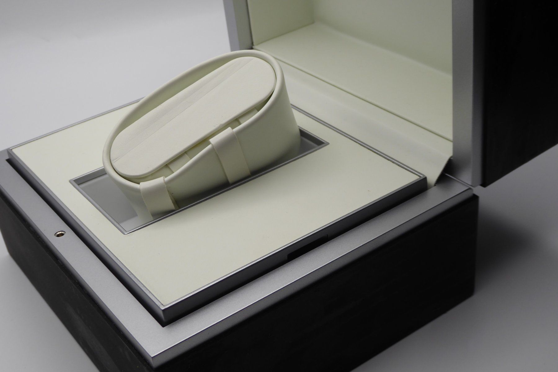 IWC Scatole porta orologi: IWC Schaffhausen box for watch – Usato da Geneve venduto da adr_xk6n 7