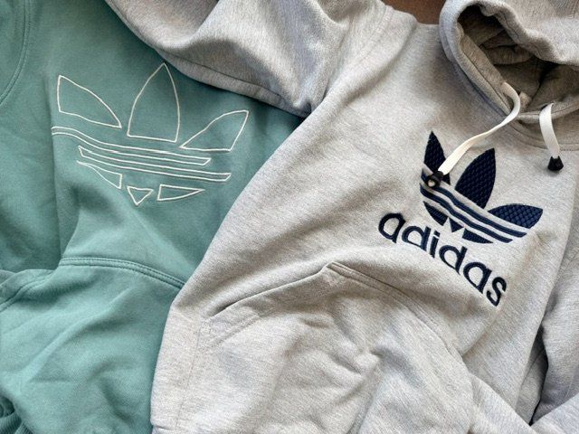 Adidas Lotti di vestiti: Sporthose mit 2 Kapuzenpullis Adidas – Usato da Altendorf venduto da smkf 1