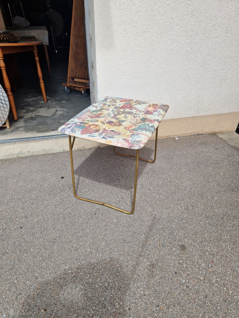 Tavoli: Klapp-Tischchen mit buntem Muster, Vintage Beistelltisch – Usato da Mörigen venduto da Clio111 1