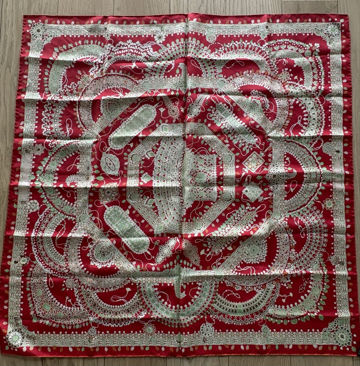 Hermès Foulards, Tücher & Schals: Carré Hermès soie – Gebraucht aus Vessy von VessyCan 4