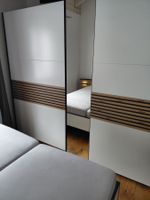 Kleiderschrank weiss Holzlamellen mit Spiegel neuwertig