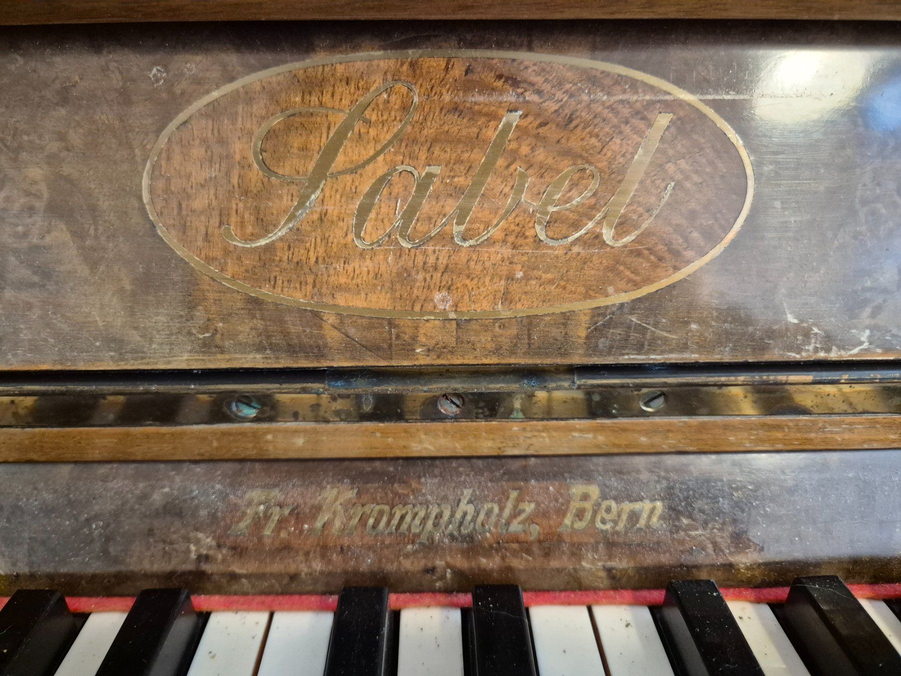Instruments de musique: Klavier mit Hocker Sabel Krommpholz Bern – D'occasion à Innerberg par barbarawidmer 3