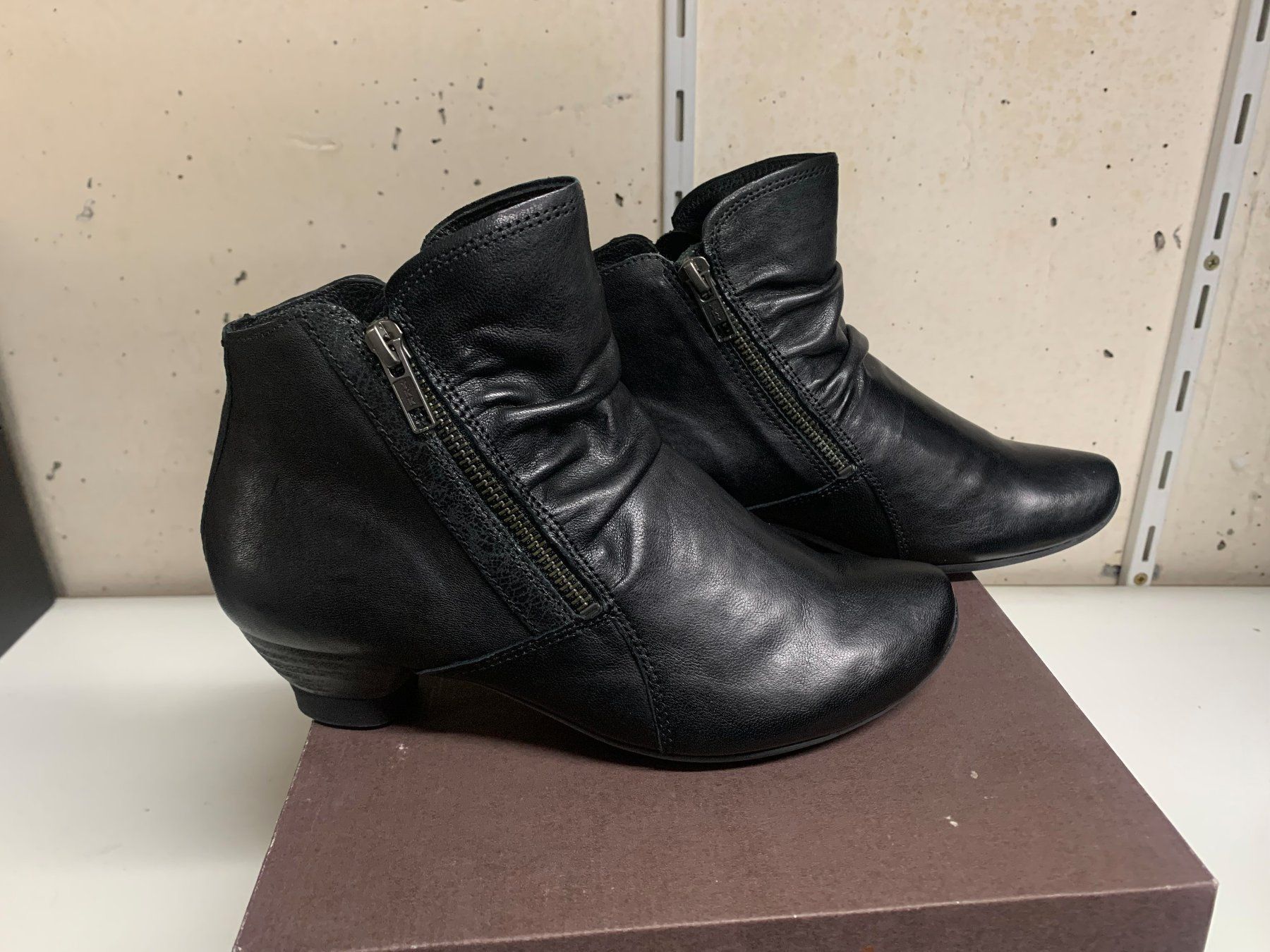 Think Scarpe da donna: Think Stiefelette Grösse 35 black – Nuovo e nell'imballaggio originale da Zürich venduto da finsti 1