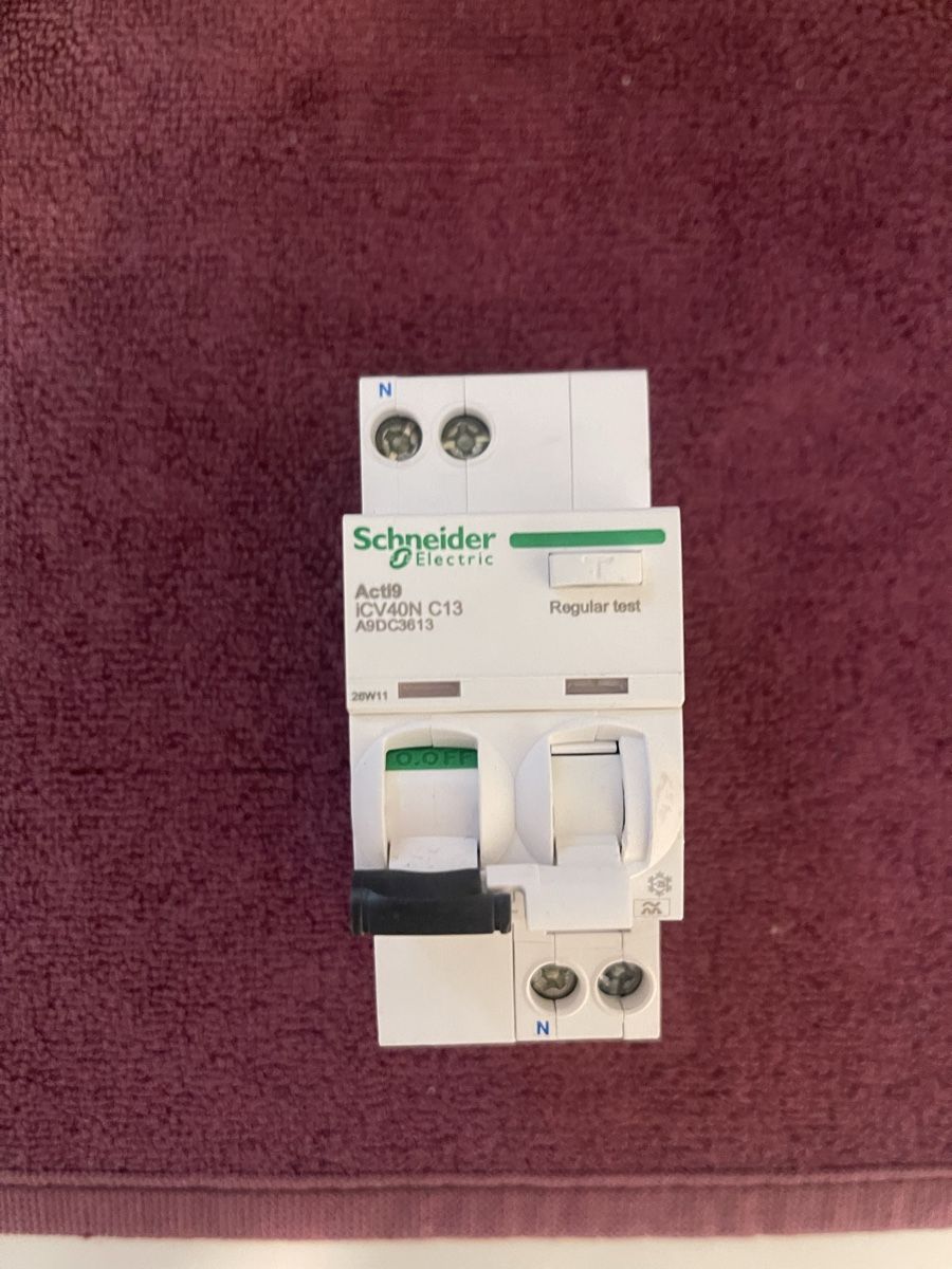 Schneider Componenti elettronici: Schneider Electric FILS C13 – Nuovo (secondo la descrizione) da Winterthur venduto da RayJay95