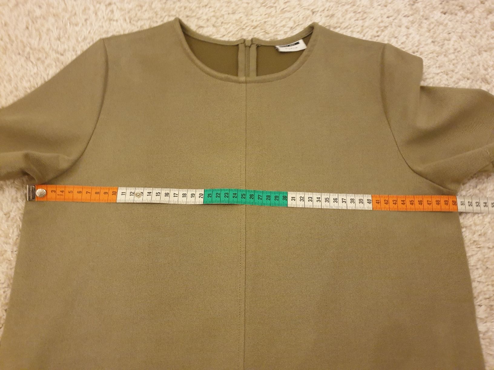 Kleider: Robe courte, S, olive, 90%polyester, excellent état – Gebraucht aus Neuchâtel von Verenas12 4
