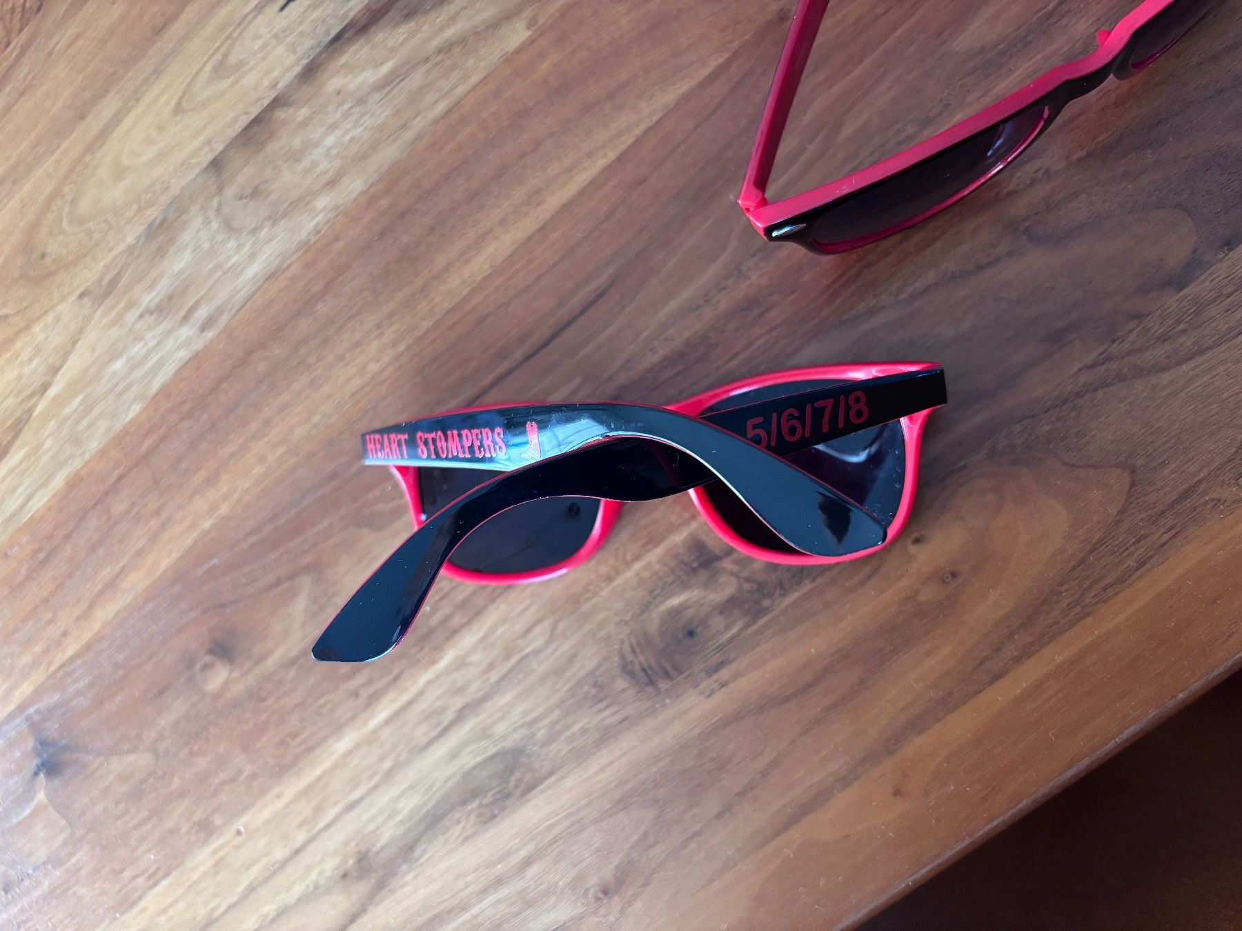 Brillen & Gläser: 2 Sonnenbrillen  Wayfarer rot/?schwarz – Neu (gemäss Beschreibung) aus Balsthal von Uroby 3
