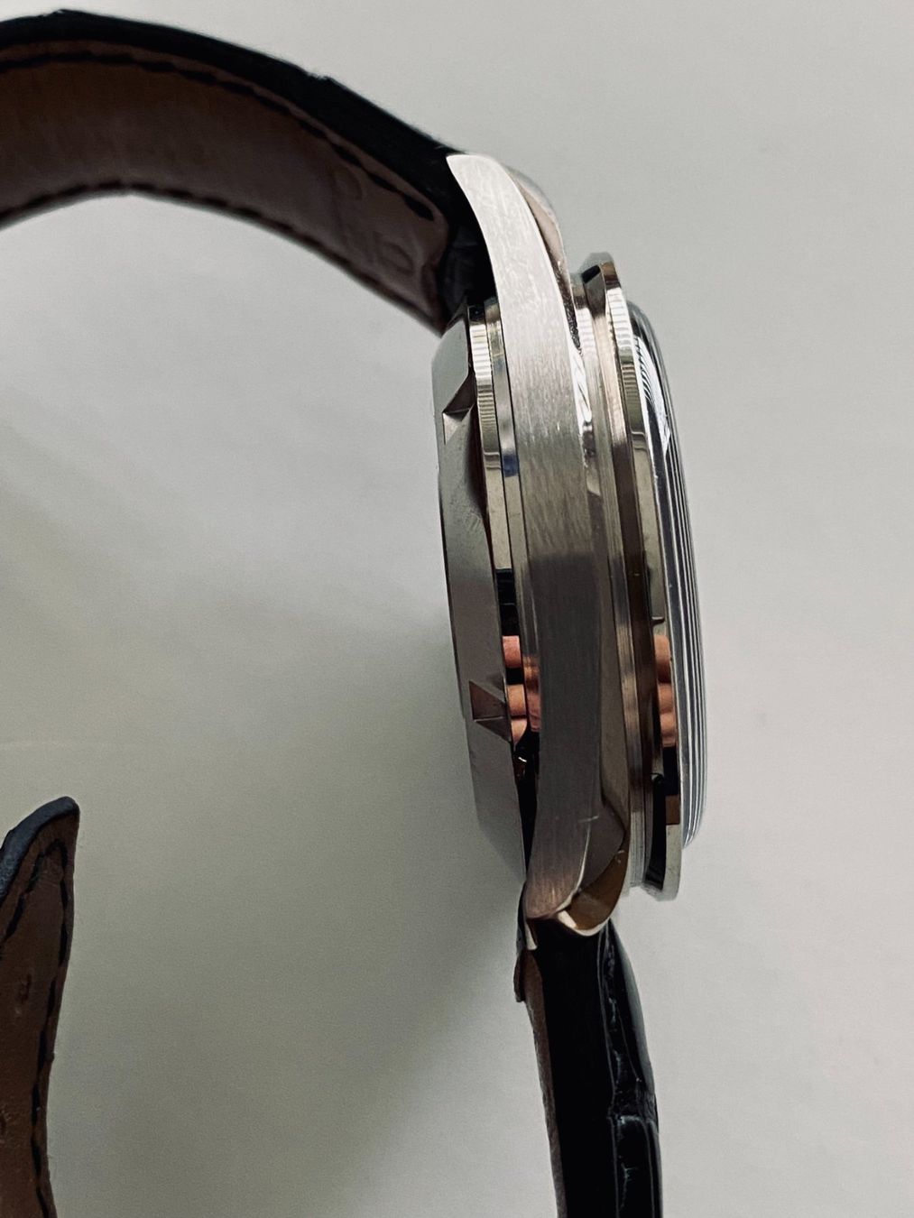 Omega Orologi: Omega Speedmaster Broad Arrow - 18k White Gold – Usato da Wettswil venduto da HeureNoble 5