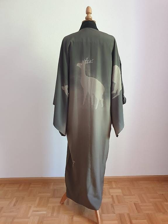 Internationale Kunst: Original Japanischer Seidenkimono – Gebraucht aus Basel von akp_c5zl