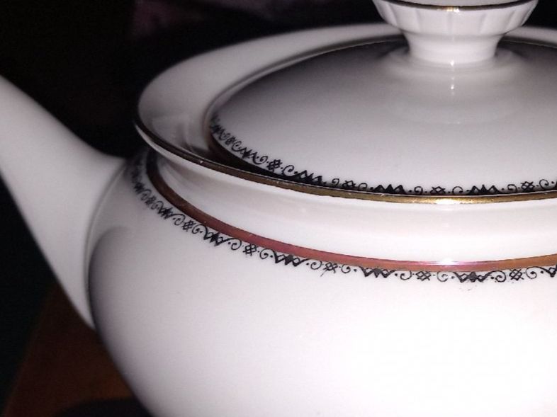 Teiere: TEA TIME: STÖVCHEN MIT TEEKANNE/ LANGENTHAL – Usato da Aegerten venduto da gismolini 2