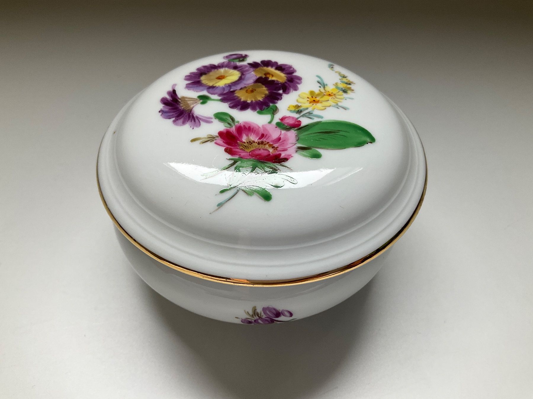 Zuccheriere: Deckeldose von Meissen – Usato da Basel venduto da EllaNora