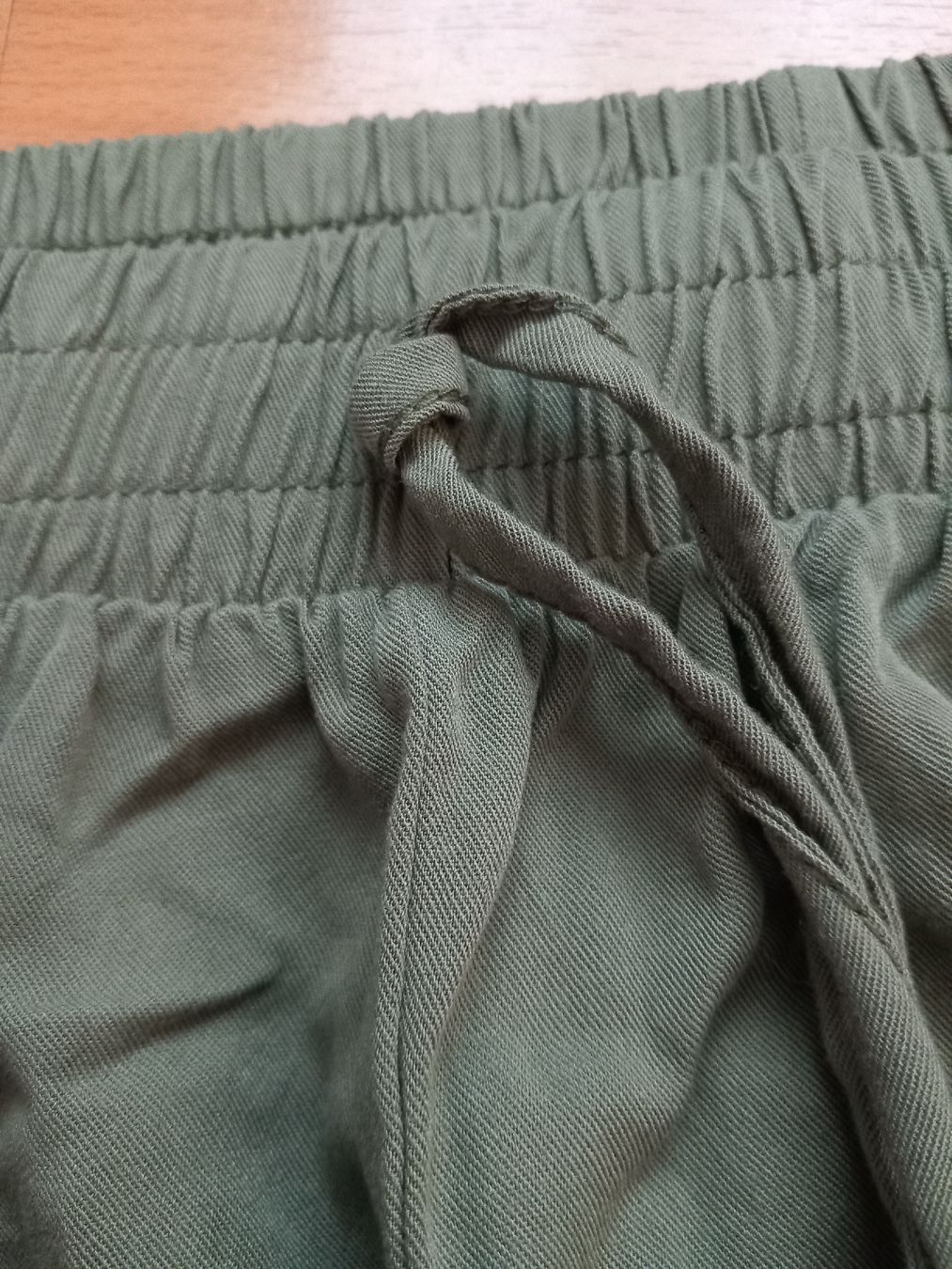 Pantaloni: Pantalon ample vert sauge en 100% viscose – Usato da Faoug venduto da per_kp6r 1