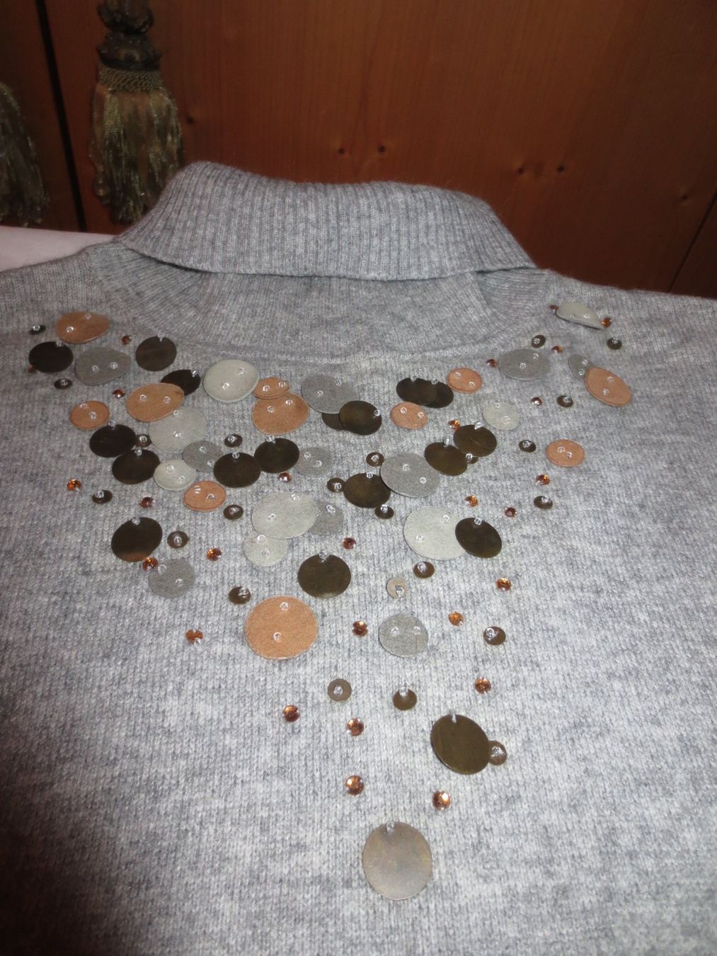 Maglioni & Felpe: Rollkragenpullover grau mit Applikationen Gr. 42 – Usato da Männedorf venduto da Livingston