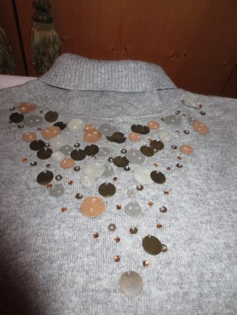 Rollkragenpullover grau mit Applikationen Gr. 42