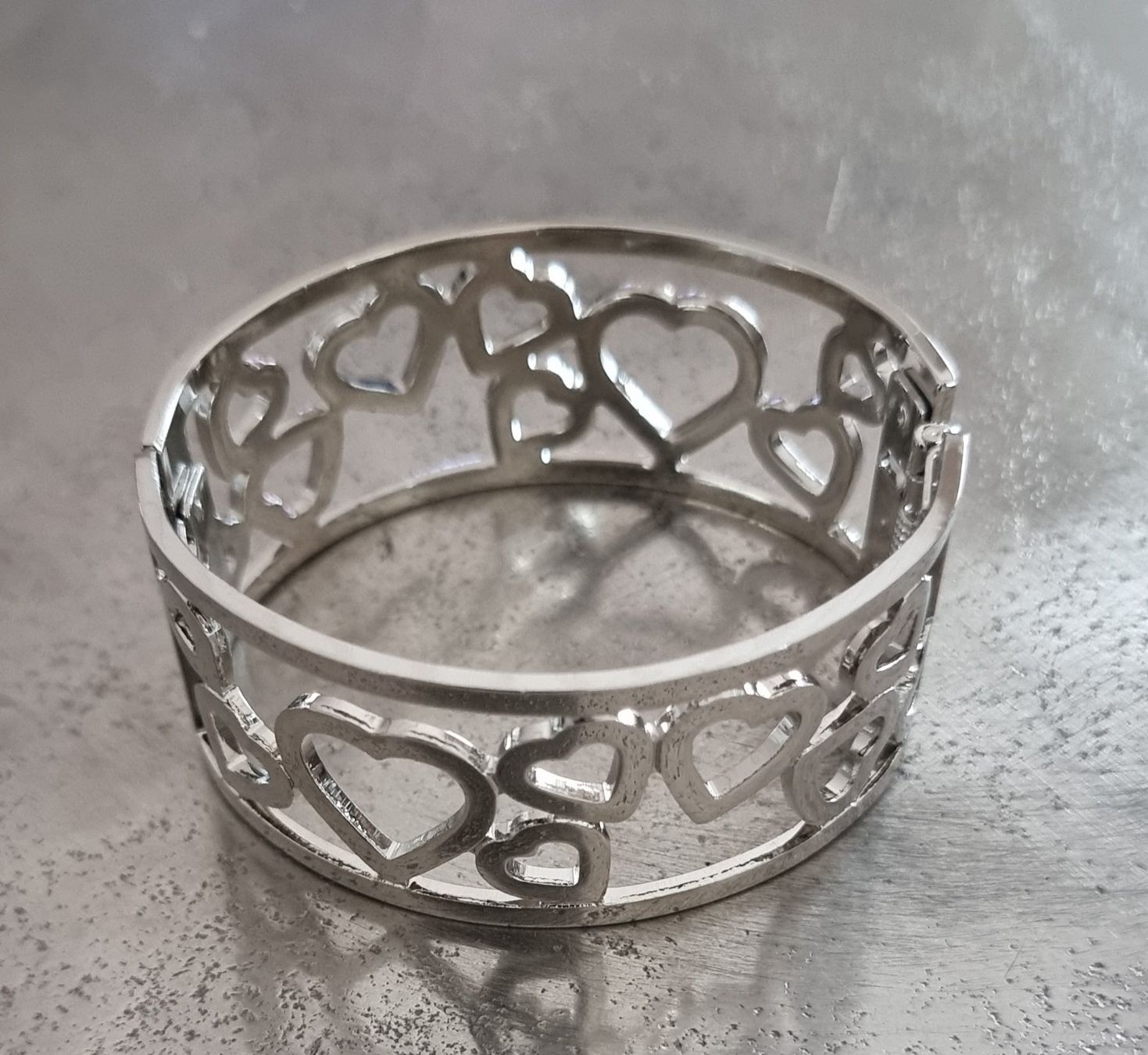 Bracciali & Braccialetti: ARMREIF,versilbert mit Herzen Motiv – Nuovo e nell'imballaggio originale da Frauenfeld venduto da Bleeddragon 1
