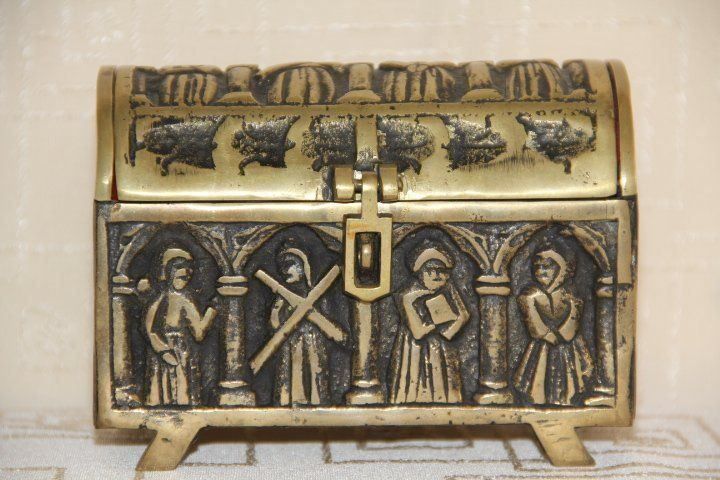 Coffres: Antique  coffret en bronze . – D'occasion à Praz (Vully) par pikuluka1 3