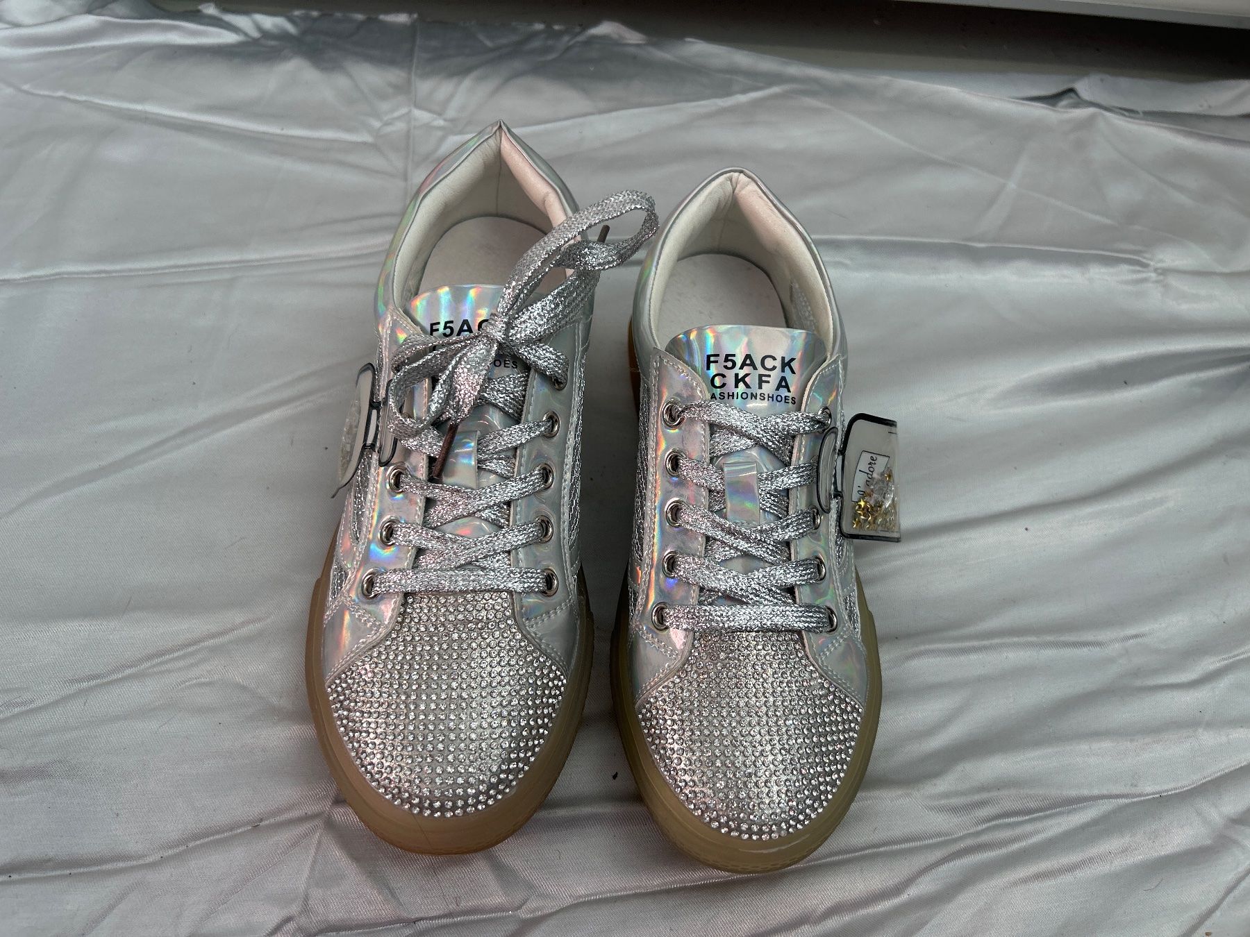 Scarpe da donna: Sneakers silber Gr 37 Neu Gratis Versand – Nuovo e nell'imballaggio originale da Regensdorf venduto da Spyke55 1
