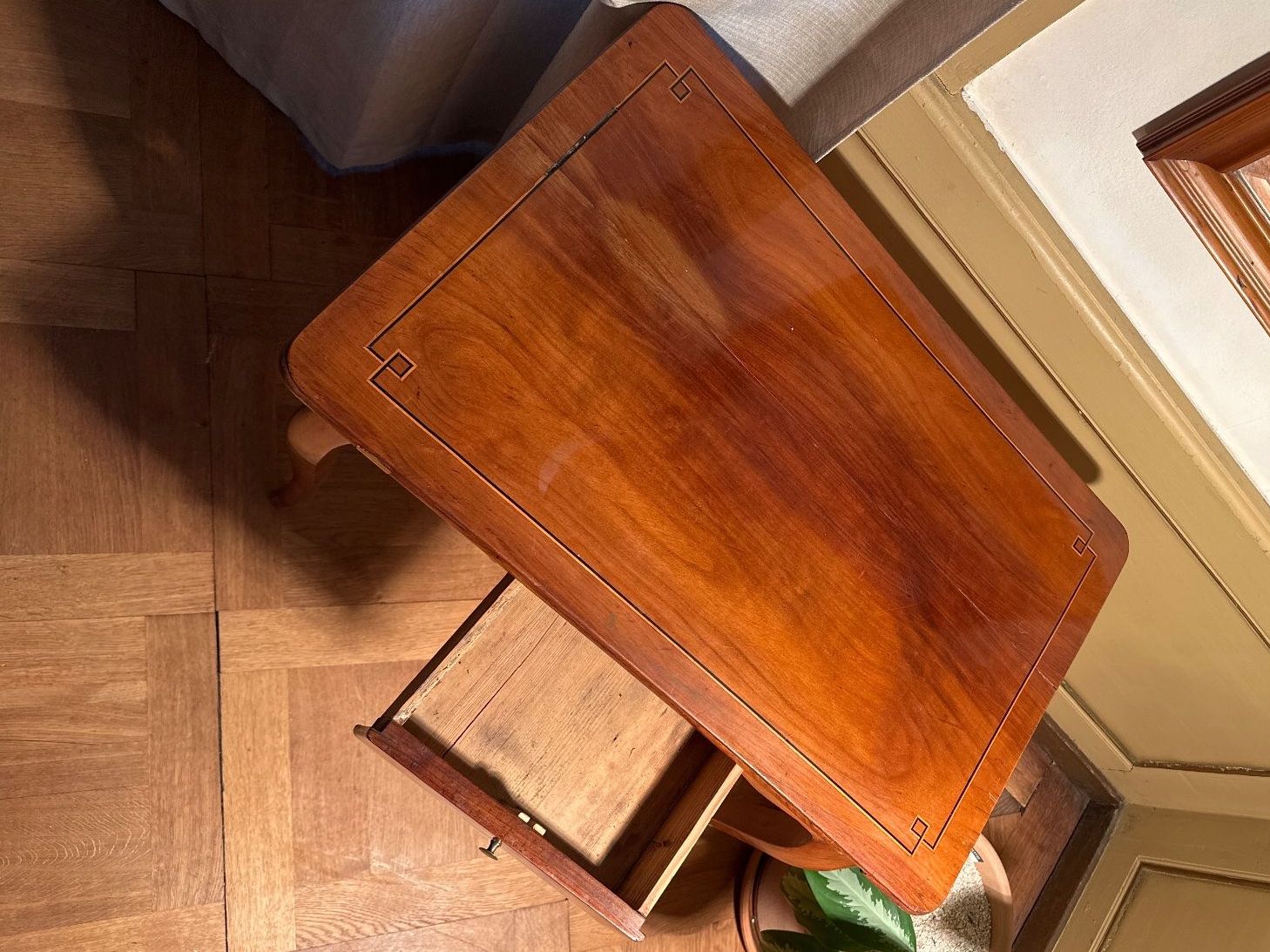 Tische: Antique Wooden Side Table with Drawer – Gebraucht aus Gurzelen von nawahke 1