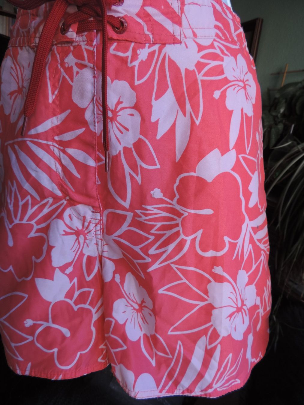 Hosen: short rose à fleurs Hawaï – Gebraucht aus Genève von Axelle333 1