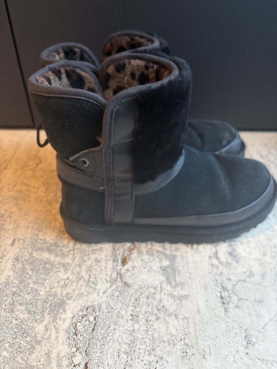 Ugg Damenschuhe: Ugg Boots, Schwarz, Gr. 38 Winterstiefel mit Leoprint! – Gebraucht aus Salenstein von sehrgut