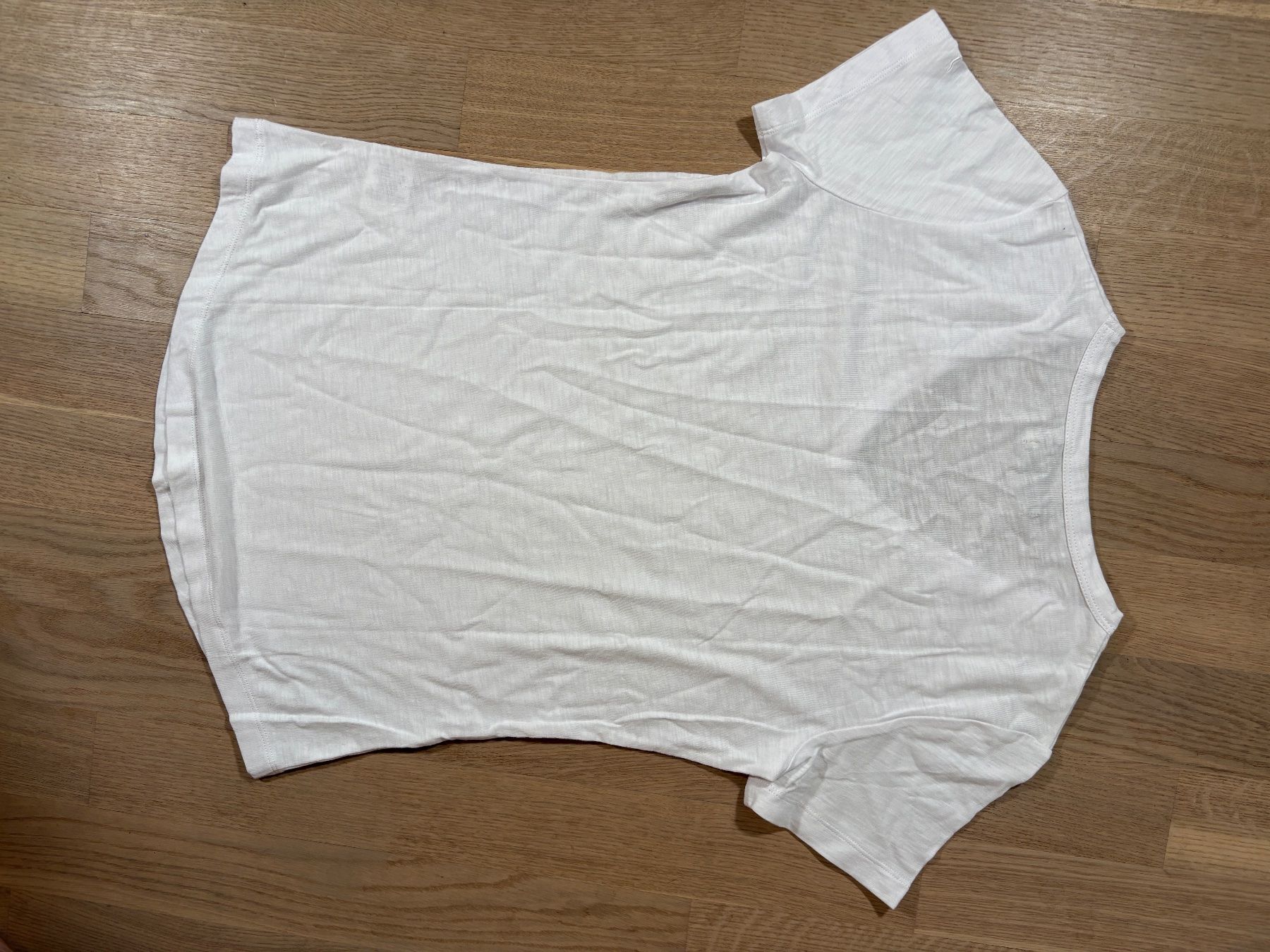 T-shirts: R. M. Williams V-Neck T-Shirt – D'occasion à Elgg par Jo_Naj 2