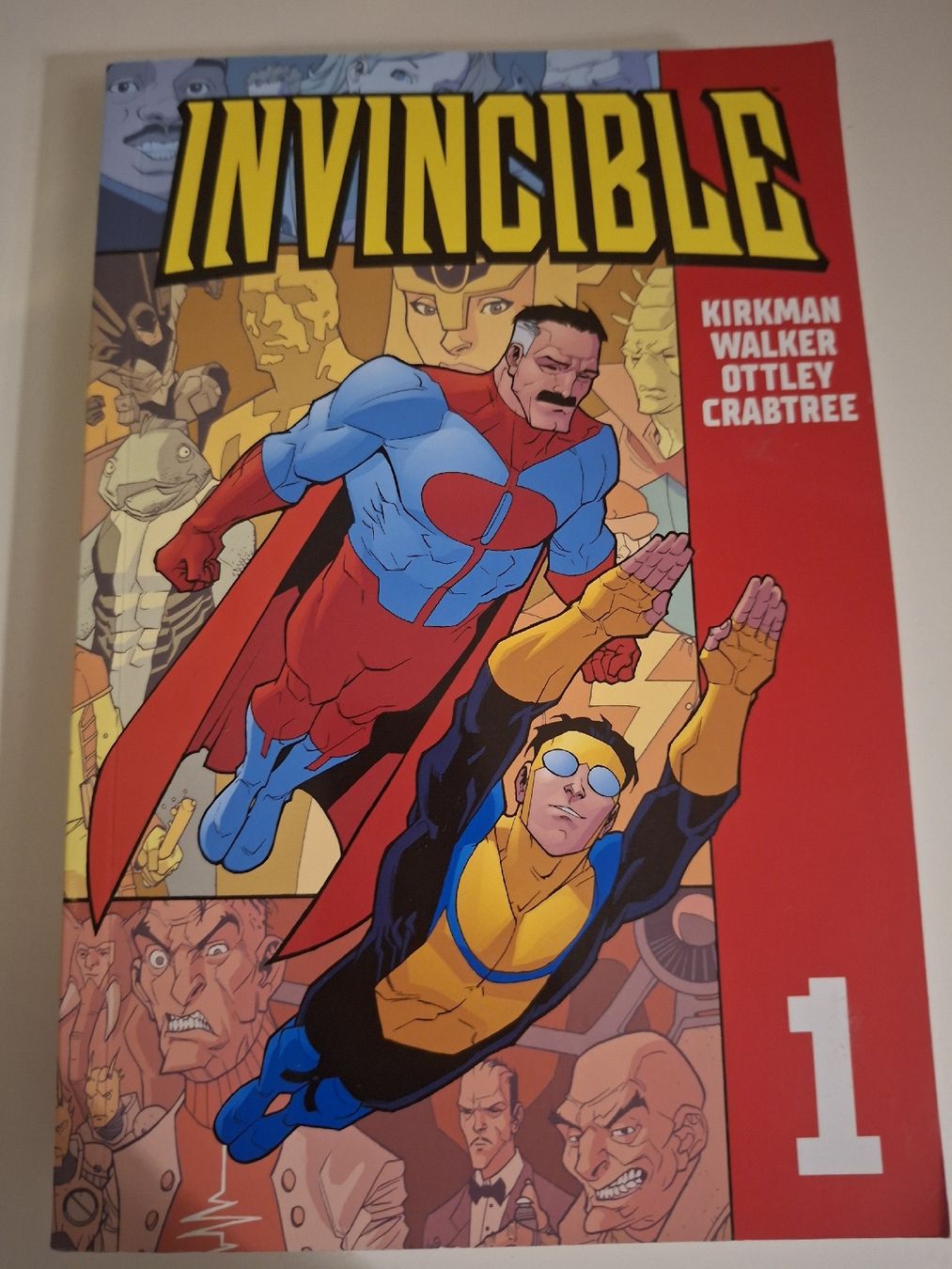 Comics: Invincible band 1 – Gebraucht aus Aarburg von ayd_npm2