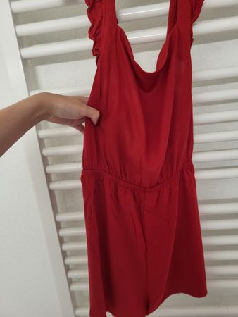 Roter Sommer Jumpsuit mit Rüschen - Grösse M, Top Zustand!