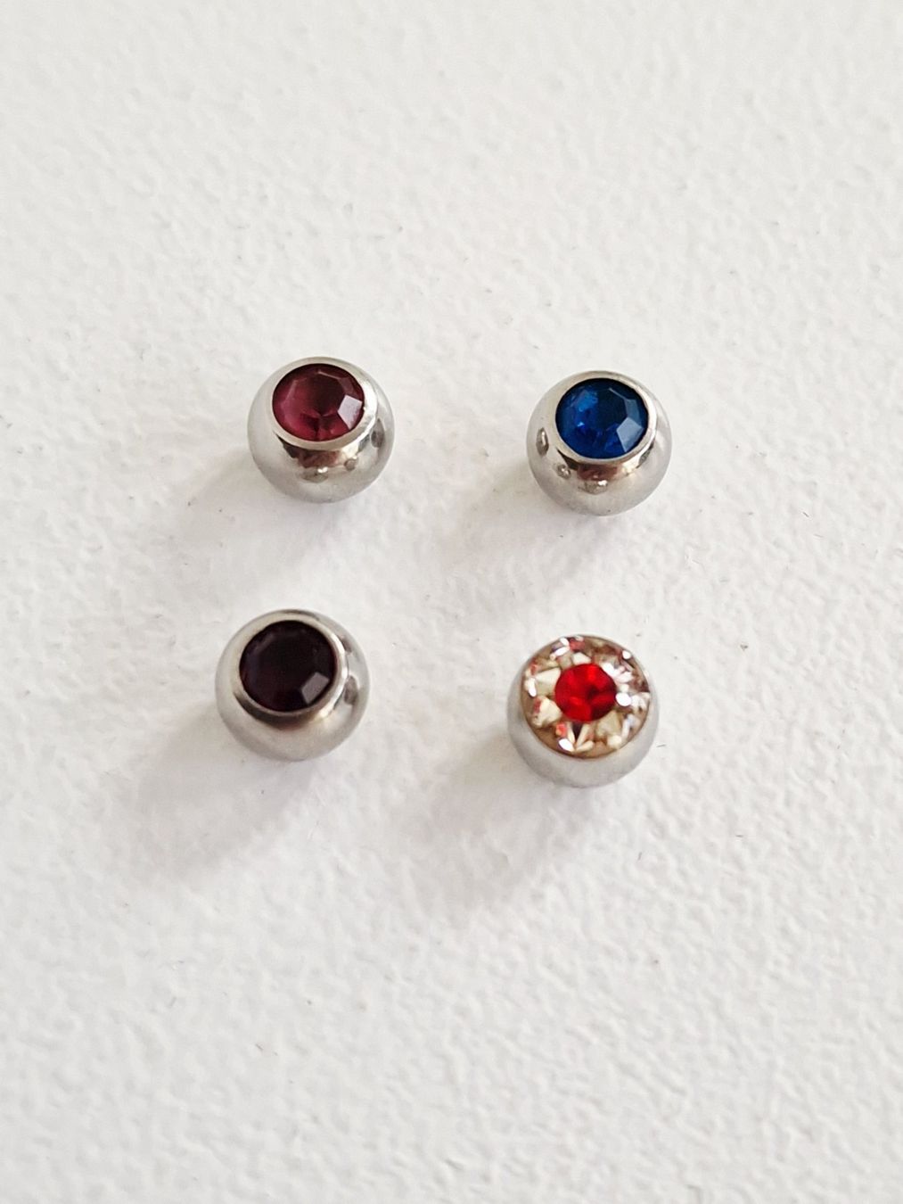 Gioielli per piercing: 4 Stk. versch. Bauchnabel Piercing Verschlüsse – Usato da Hallau venduto da CHACLA 1