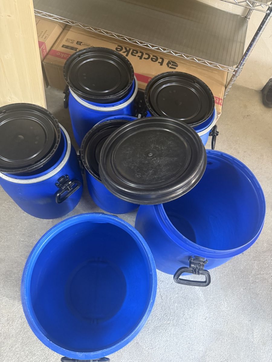 Autres accessoires p. véhicule: Divers tonnneaux en plastique  – D'occasion à Choex par Adri27000 1