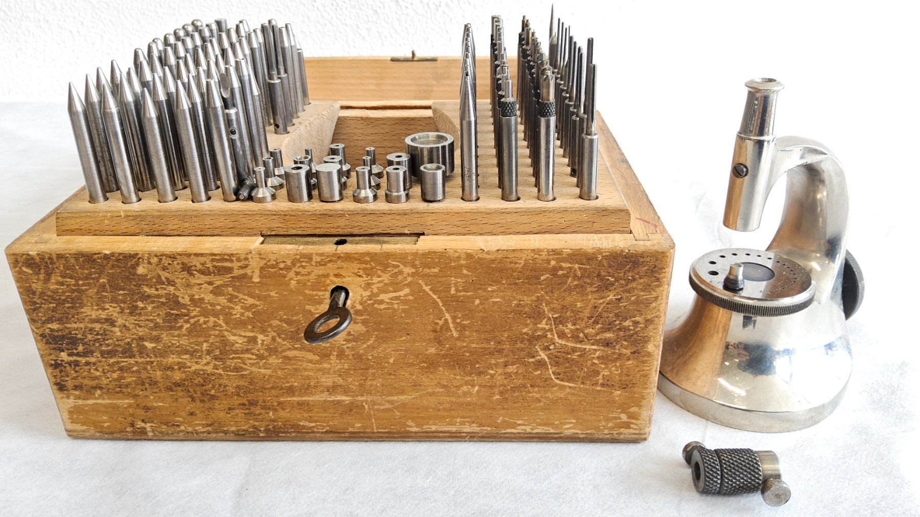 Tous les outils: Potence d'horloger dans boîte en bois – D'occasion à Malleray par Frederic24 1