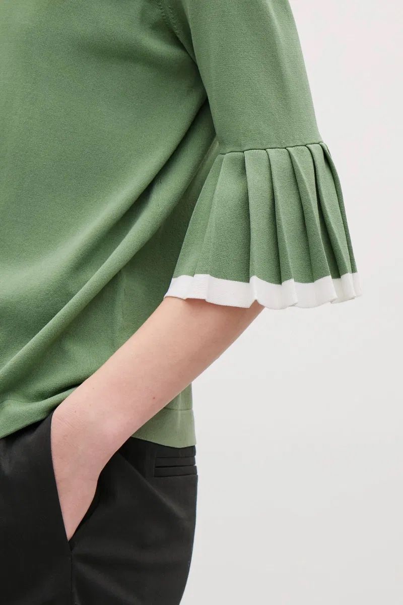 Cos Top: COS Pullover grün mit Plisseearmeln Grösse M – Usato da Siebnen venduto da koschitoschi 3