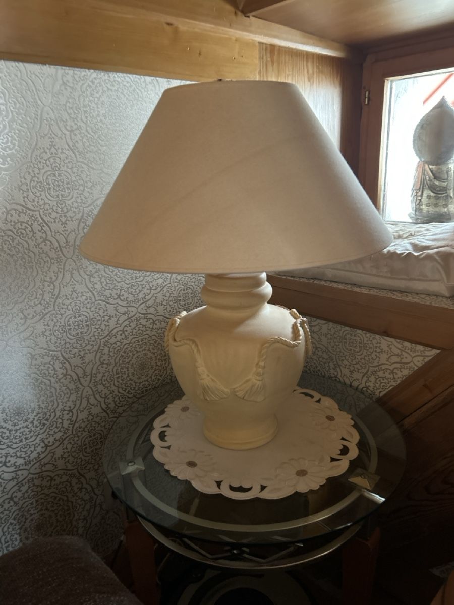 Lampade: Elegante Tischlampe – Usato da Schwyz venduto da Maerzetuepfli