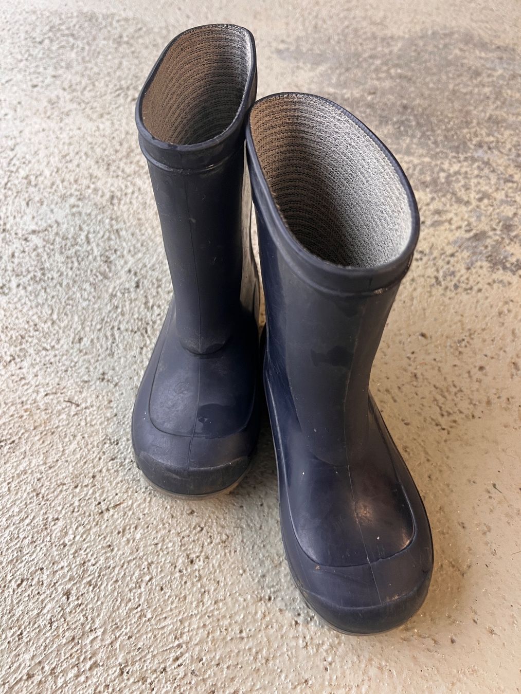 Schuhe für Jungen: Robuste Gummistiefel Gr. 26, Top Zustand! – Gebraucht aus Gipf-Oberfrick von Sonne010203