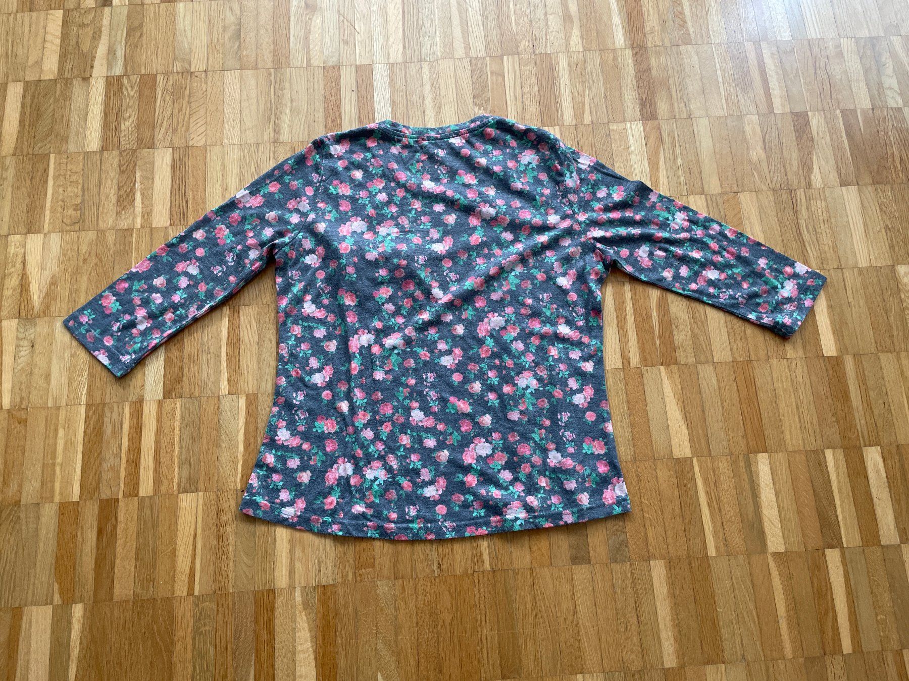 Pullover & Sweatshirts: Nur noch kurz: Pulli mit Blumenmuster, 3/4-Ärmel – Gebraucht aus Jona von Tr3s 3